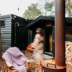 Holiday home Bumblebee Met Prive Sauna & Vuurplaats *